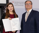 La Repubblica Austriaca premia Juliana Perschy, neo laureata con doppio titolo Udine-Klagenfurt